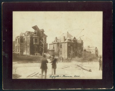 Horizontale, sepia foto van drie gedeeltelijk verwoeste huizen, ontbladerde bomen en toeschouwers die naar de schade door een tornado kijken door Unbekannt Unbekannt